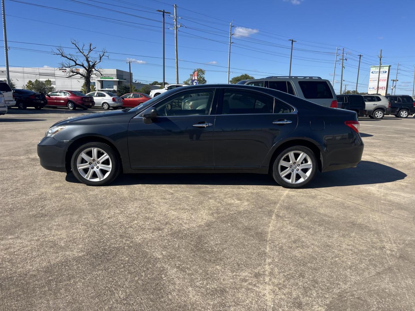 2008 Lexus ES 350 Sedan (JTHBJ46G582) with an 3.5L V6 DOHC 24V engine, 6-Speed Automatic Overdrive transmission, located at 14700 Tomball Parkway 249, Houston, TX, 77086, (281) 444-2200, 29.928619, -95.504074 - Photo#3
