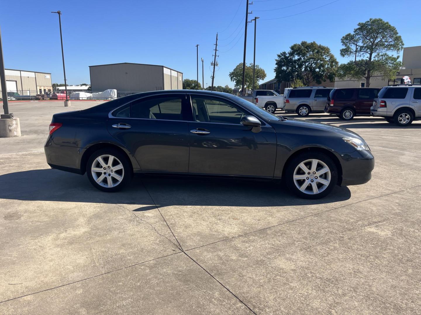 2008 Lexus ES 350 Sedan (JTHBJ46G582) with an 3.5L V6 DOHC 24V engine, 6-Speed Automatic Overdrive transmission, located at 14700 Tomball Parkway 249, Houston, TX, 77086, (281) 444-2200, 29.928619, -95.504074 - Photo#7