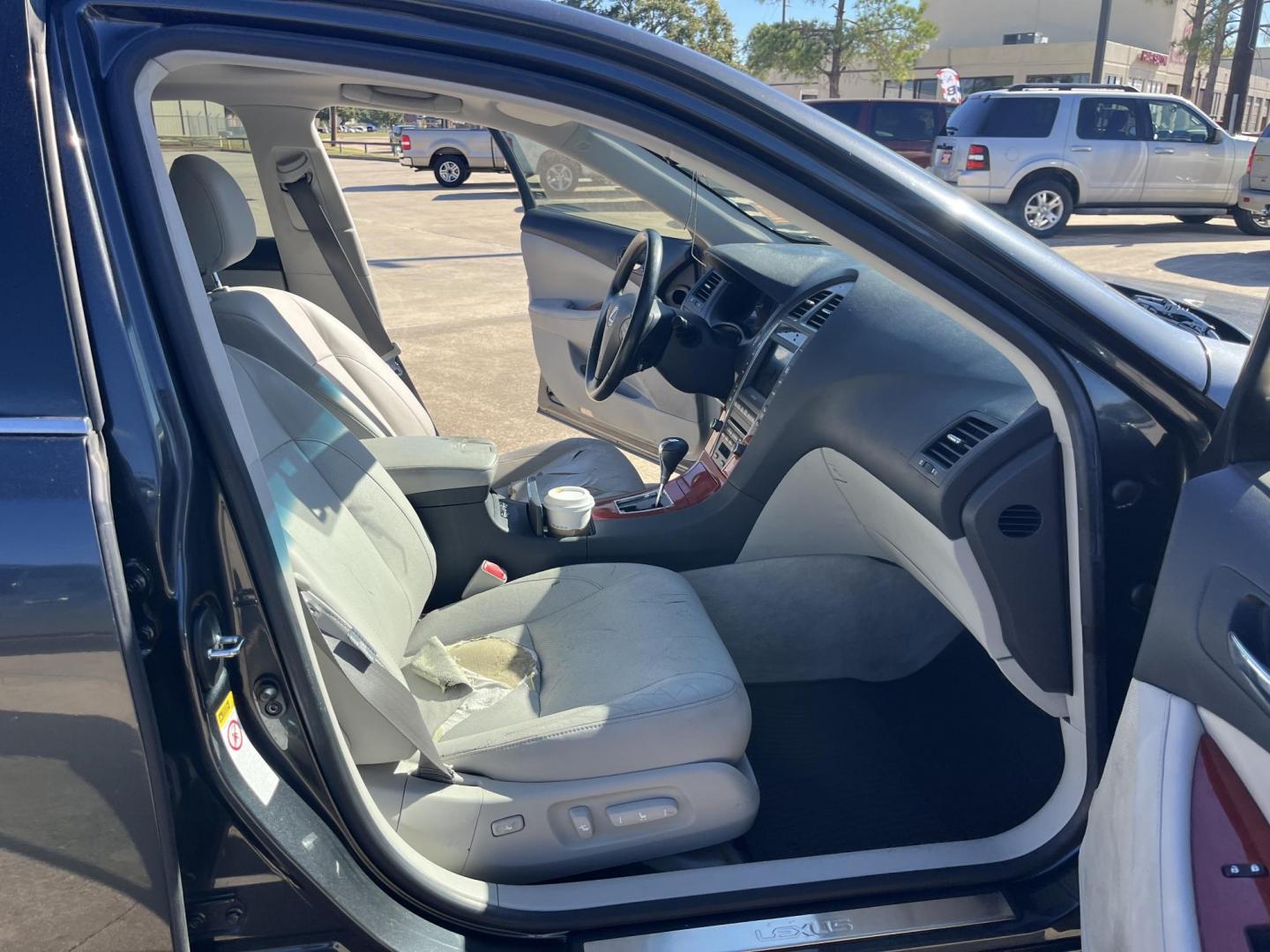 2008 Lexus ES 350 Sedan (JTHBJ46G582) with an 3.5L V6 DOHC 24V engine, 6-Speed Automatic Overdrive transmission, located at 14700 Tomball Parkway 249, Houston, TX, 77086, (281) 444-2200, 29.928619, -95.504074 - Photo#11