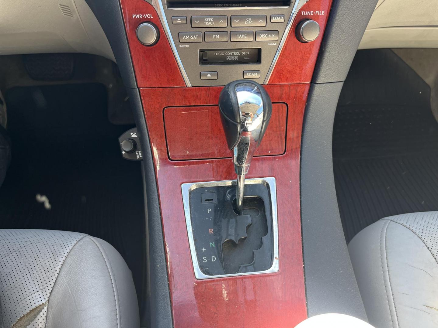 2008 Lexus ES 350 Sedan (JTHBJ46G582) with an 3.5L V6 DOHC 24V engine, 6-Speed Automatic Overdrive transmission, located at 14700 Tomball Parkway 249, Houston, TX, 77086, (281) 444-2200, 29.928619, -95.504074 - Photo#13