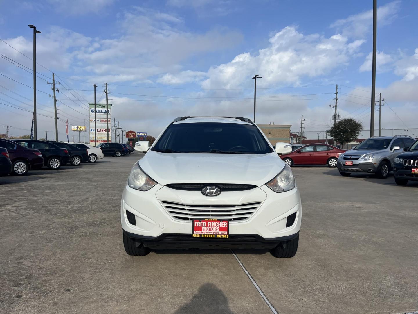 2012 white Hyundai Tucson Limited 2WD (KM8JU3ACXCU) with an 2.4L L4 DOHC 16V engine, 6-Speed Automatic transmission, located at 14700 Tomball Parkway 249, Houston, TX, 77086, (281) 444-2200, 29.928619, -95.504074 - Photo#1