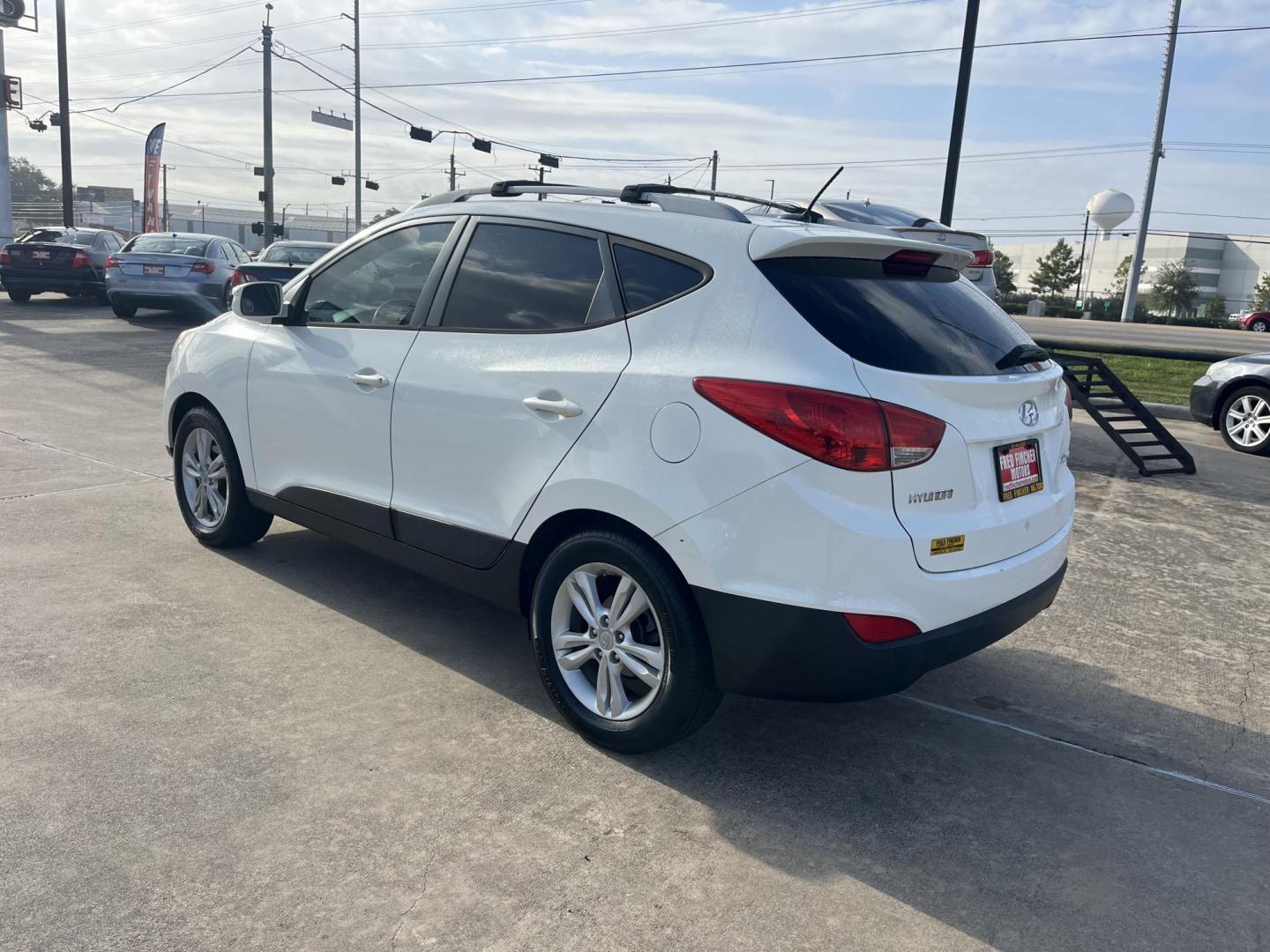 2012 white Hyundai Tucson Limited 2WD (KM8JU3ACXCU) with an 2.4L L4 DOHC 16V engine, 6-Speed Automatic transmission, located at 14700 Tomball Parkway 249, Houston, TX, 77086, (281) 444-2200, 29.928619, -95.504074 - Photo#4