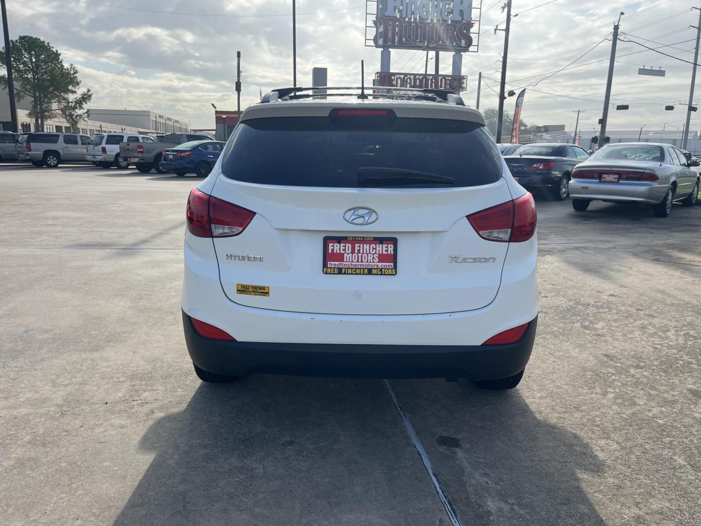 2012 white Hyundai Tucson Limited 2WD (KM8JU3ACXCU) with an 2.4L L4 DOHC 16V engine, 6-Speed Automatic transmission, located at 14700 Tomball Parkway 249, Houston, TX, 77086, (281) 444-2200, 29.928619, -95.504074 - Photo#5