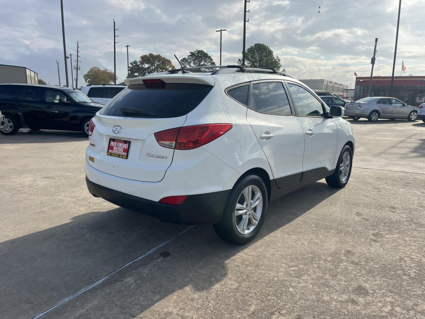2012 white Hyundai Tucson Limited 2WD (KM8JU3ACXCU) with an 2.4L L4 DOHC 16V engine, 6-Speed Automatic transmission, located at 14700 Tomball Parkway 249, Houston, TX, 77086, (281) 444-2200, 29.928619, -95.504074 - Photo#6