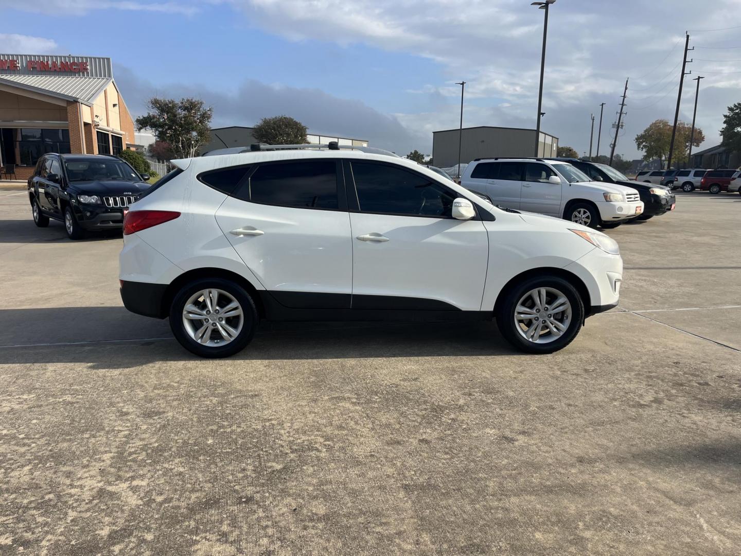 2012 white Hyundai Tucson Limited 2WD (KM8JU3ACXCU) with an 2.4L L4 DOHC 16V engine, 6-Speed Automatic transmission, located at 14700 Tomball Parkway 249, Houston, TX, 77086, (281) 444-2200, 29.928619, -95.504074 - Photo#7