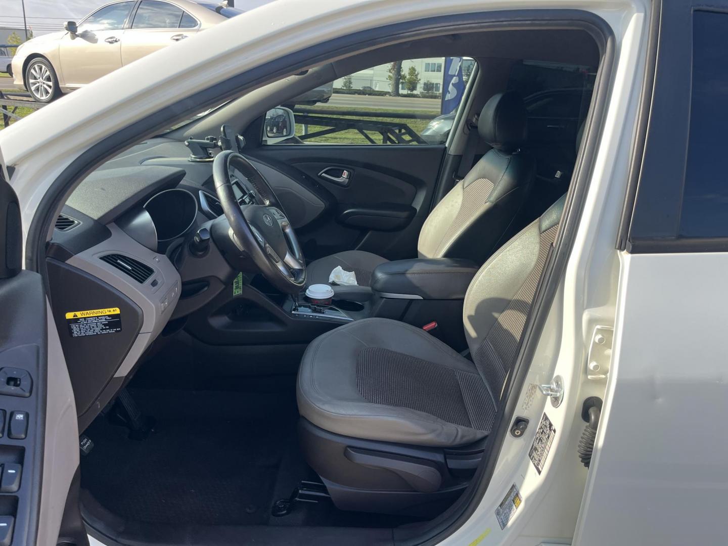 2012 white Hyundai Tucson Limited 2WD (KM8JU3ACXCU) with an 2.4L L4 DOHC 16V engine, 6-Speed Automatic transmission, located at 14700 Tomball Parkway 249, Houston, TX, 77086, (281) 444-2200, 29.928619, -95.504074 - Photo#8