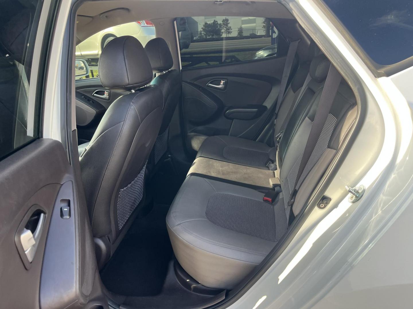 2012 white Hyundai Tucson Limited 2WD (KM8JU3ACXCU) with an 2.4L L4 DOHC 16V engine, 6-Speed Automatic transmission, located at 14700 Tomball Parkway 249, Houston, TX, 77086, (281) 444-2200, 29.928619, -95.504074 - Photo#9