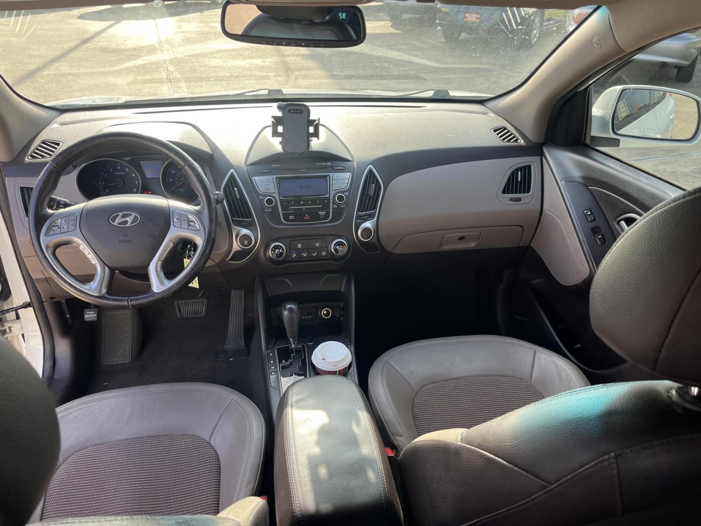 2012 white Hyundai Tucson Limited 2WD (KM8JU3ACXCU) with an 2.4L L4 DOHC 16V engine, 6-Speed Automatic transmission, located at 14700 Tomball Parkway 249, Houston, TX, 77086, (281) 444-2200, 29.928619, -95.504074 - Photo#10