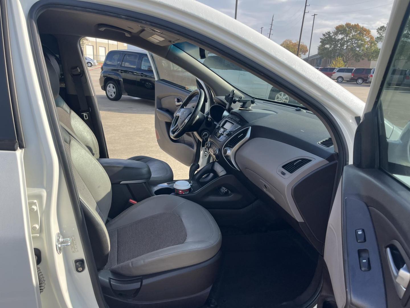 2012 white Hyundai Tucson Limited 2WD (KM8JU3ACXCU) with an 2.4L L4 DOHC 16V engine, 6-Speed Automatic transmission, located at 14700 Tomball Parkway 249, Houston, TX, 77086, (281) 444-2200, 29.928619, -95.504074 - Photo#11