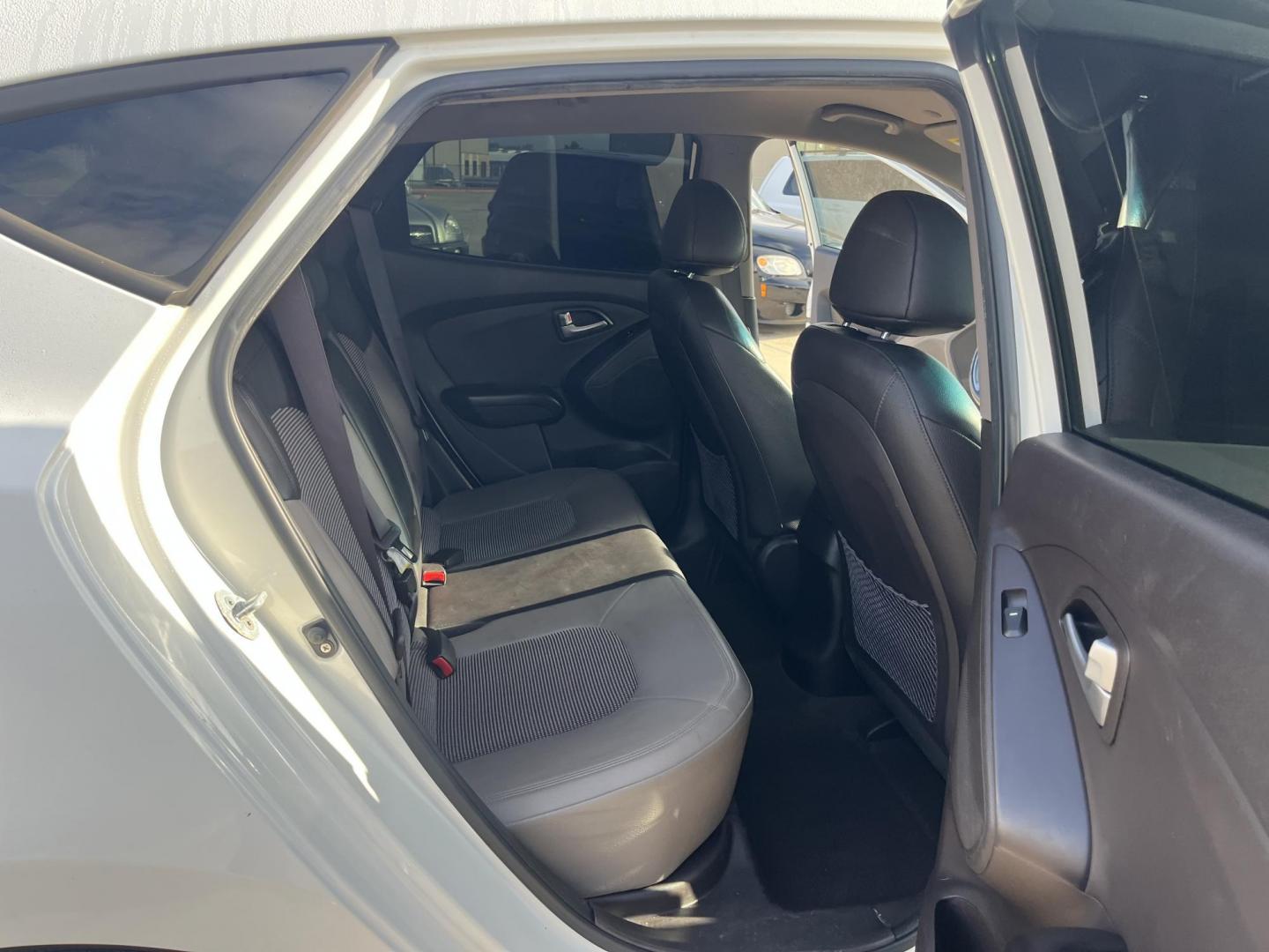 2012 white Hyundai Tucson Limited 2WD (KM8JU3ACXCU) with an 2.4L L4 DOHC 16V engine, 6-Speed Automatic transmission, located at 14700 Tomball Parkway 249, Houston, TX, 77086, (281) 444-2200, 29.928619, -95.504074 - Photo#12