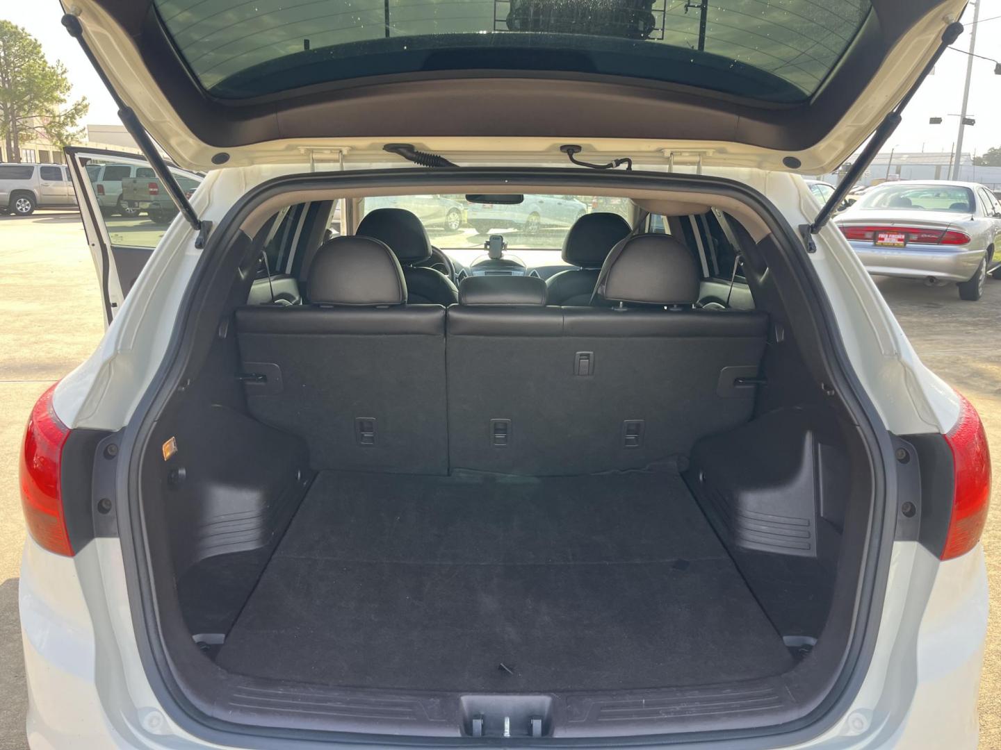 2012 white Hyundai Tucson Limited 2WD (KM8JU3ACXCU) with an 2.4L L4 DOHC 16V engine, 6-Speed Automatic transmission, located at 14700 Tomball Parkway 249, Houston, TX, 77086, (281) 444-2200, 29.928619, -95.504074 - Photo#13