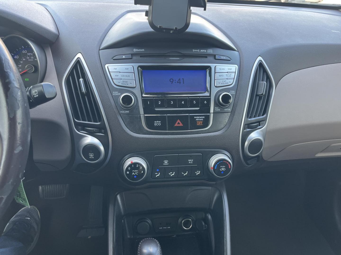 2012 white Hyundai Tucson Limited 2WD (KM8JU3ACXCU) with an 2.4L L4 DOHC 16V engine, 6-Speed Automatic transmission, located at 14700 Tomball Parkway 249, Houston, TX, 77086, (281) 444-2200, 29.928619, -95.504074 - Photo#15