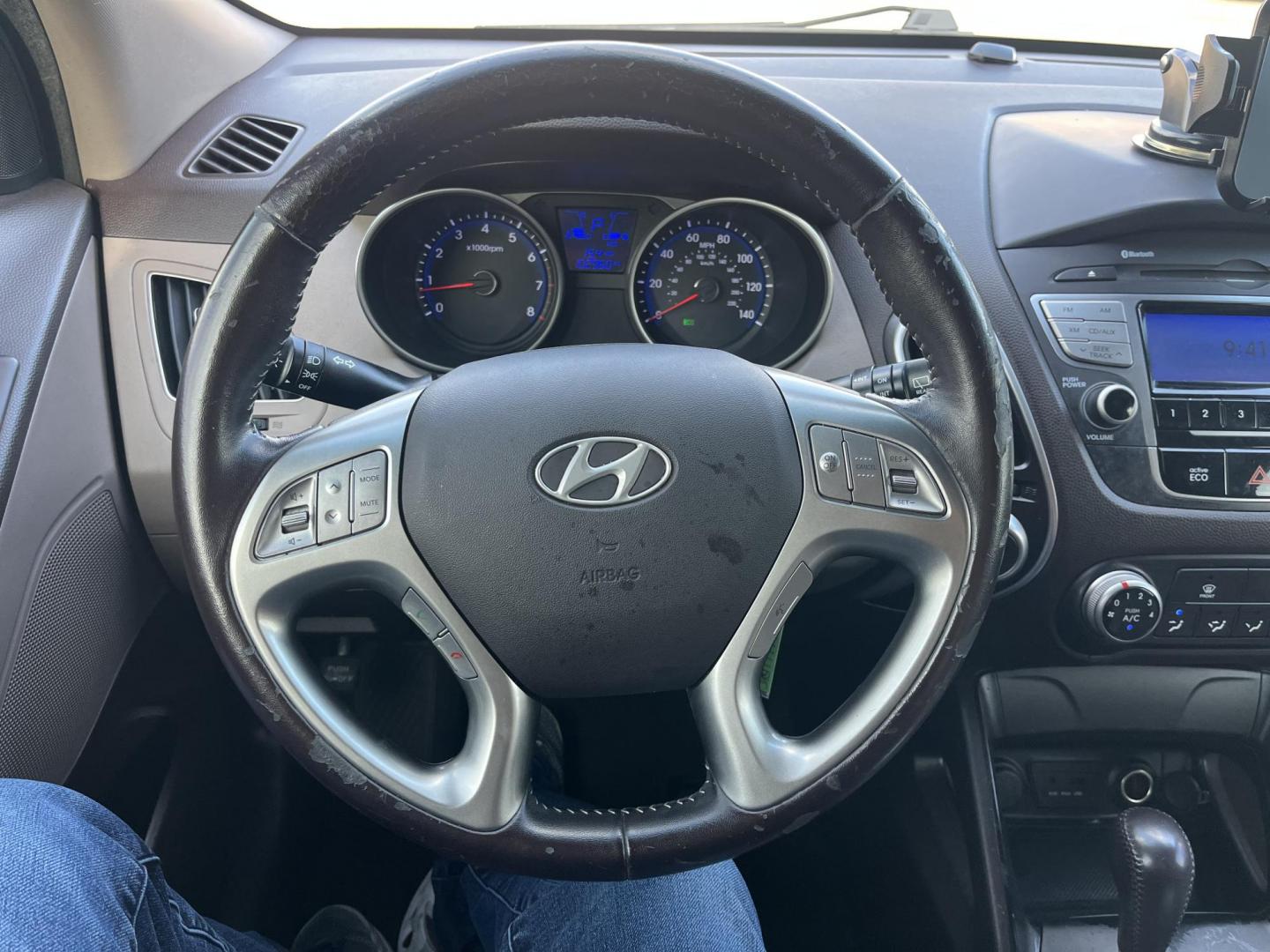 2012 white Hyundai Tucson Limited 2WD (KM8JU3ACXCU) with an 2.4L L4 DOHC 16V engine, 6-Speed Automatic transmission, located at 14700 Tomball Parkway 249, Houston, TX, 77086, (281) 444-2200, 29.928619, -95.504074 - Photo#16