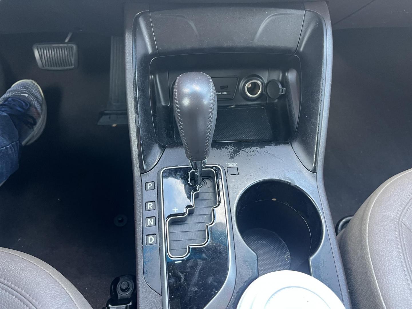 2012 white Hyundai Tucson Limited 2WD (KM8JU3ACXCU) with an 2.4L L4 DOHC 16V engine, 6-Speed Automatic transmission, located at 14700 Tomball Parkway 249, Houston, TX, 77086, (281) 444-2200, 29.928619, -95.504074 - Photo#14