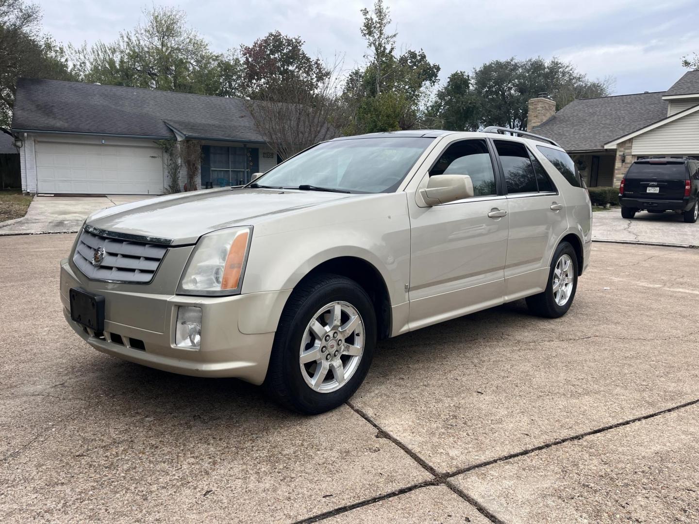 2008 GOLD Cadillac SRX V6 (1GYEE637980) with an 3.6L V6 OHV 24V engine, 5-Speed Automatic Overdrive transmission, located at 14700 Tomball Parkway 249, Houston, TX, 77086, (281) 444-2200, 29.928619, -95.504074 - Photo#1