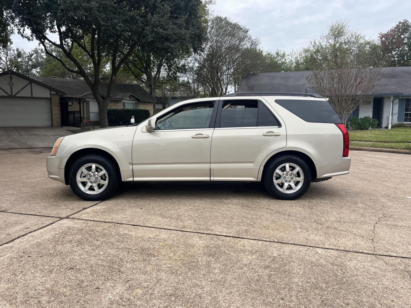 2008 GOLD Cadillac SRX V6 (1GYEE637980) with an 3.6L V6 OHV 24V engine, 5-Speed Automatic Overdrive transmission, located at 14700 Tomball Parkway 249, Houston, TX, 77086, (281) 444-2200, 29.928619, -95.504074 - Photo#2