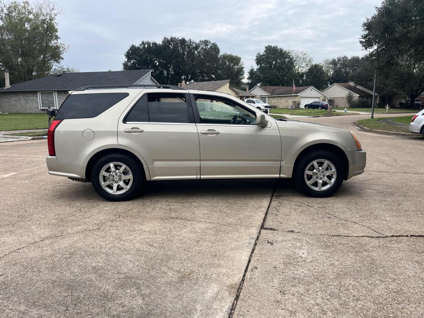 2008 GOLD Cadillac SRX V6 (1GYEE637980) with an 3.6L V6 OHV 24V engine, 5-Speed Automatic Overdrive transmission, located at 14700 Tomball Parkway 249, Houston, TX, 77086, (281) 444-2200, 29.928619, -95.504074 - Photo#6