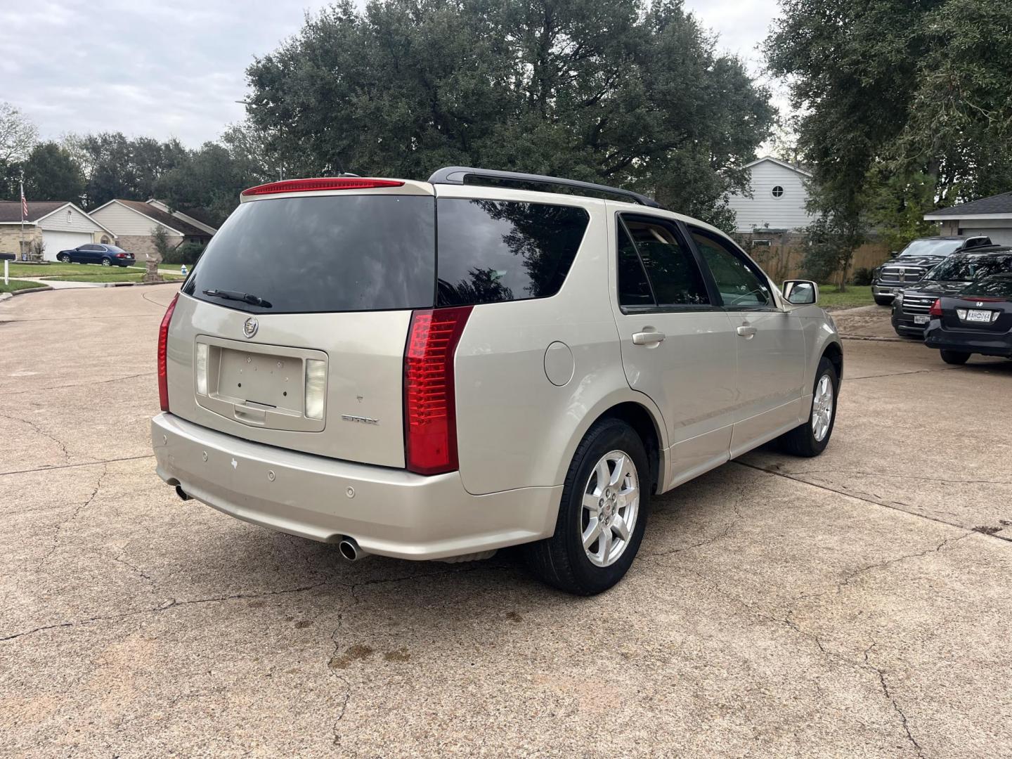 2008 GOLD Cadillac SRX V6 (1GYEE637980) with an 3.6L V6 OHV 24V engine, 5-Speed Automatic Overdrive transmission, located at 14700 Tomball Parkway 249, Houston, TX, 77086, (281) 444-2200, 29.928619, -95.504074 - Photo#5