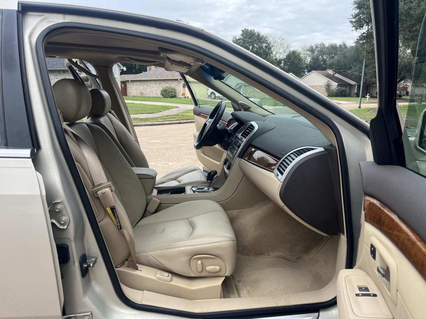 2008 GOLD Cadillac SRX V6 (1GYEE637980) with an 3.6L V6 OHV 24V engine, 5-Speed Automatic Overdrive transmission, located at 14700 Tomball Parkway 249, Houston, TX, 77086, (281) 444-2200, 29.928619, -95.504074 - Photo#10