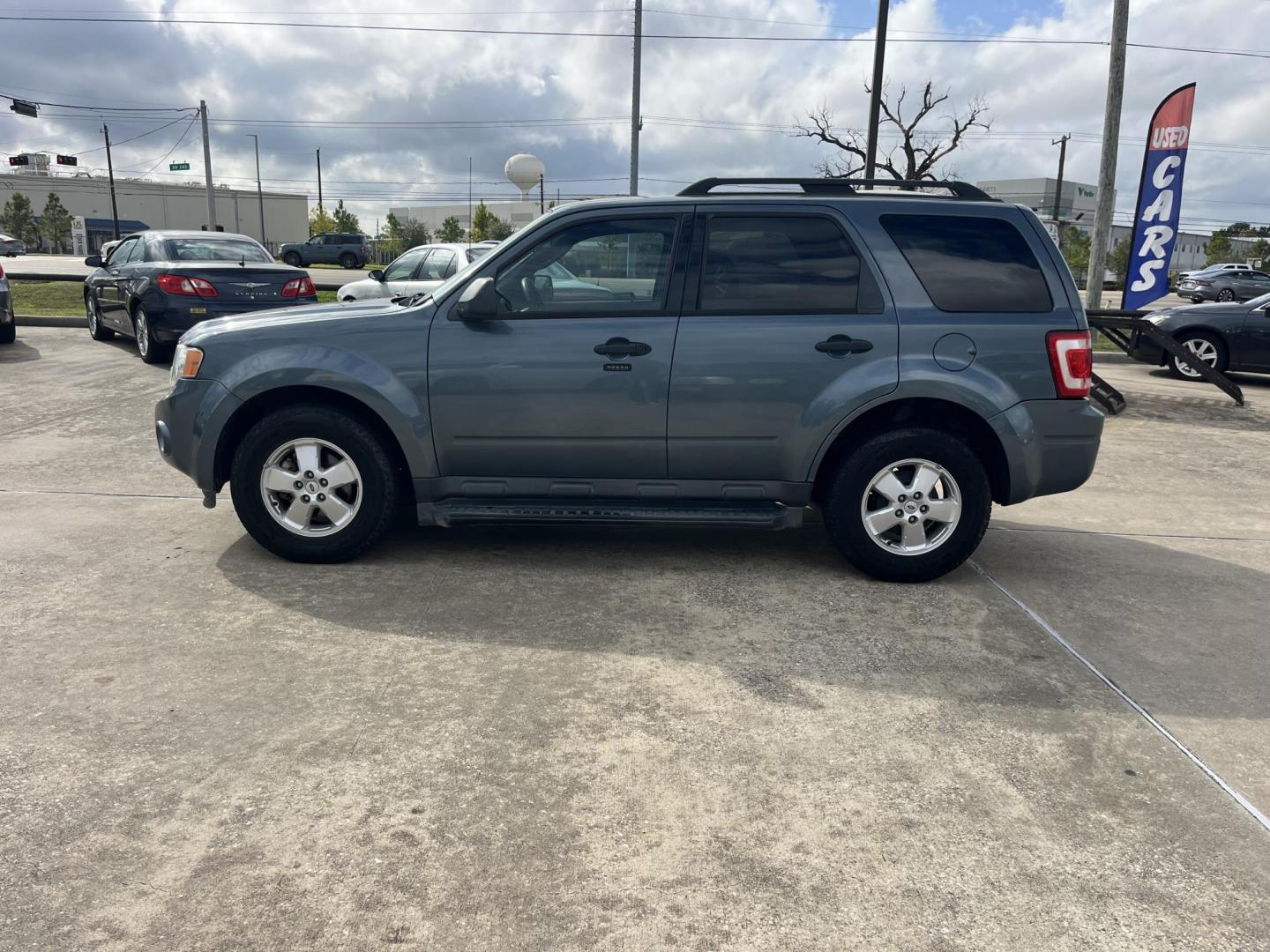 2012 blue Ford Escape XLT FWD (1FMCU0DG4CK) with an 3.0L V6 DOHC 24V engine, 6-Speed Automatic transmission, located at 14700 Tomball Parkway 249, Houston, TX, 77086, (281) 444-2200, 29.928619, -95.504074 - Photo#3