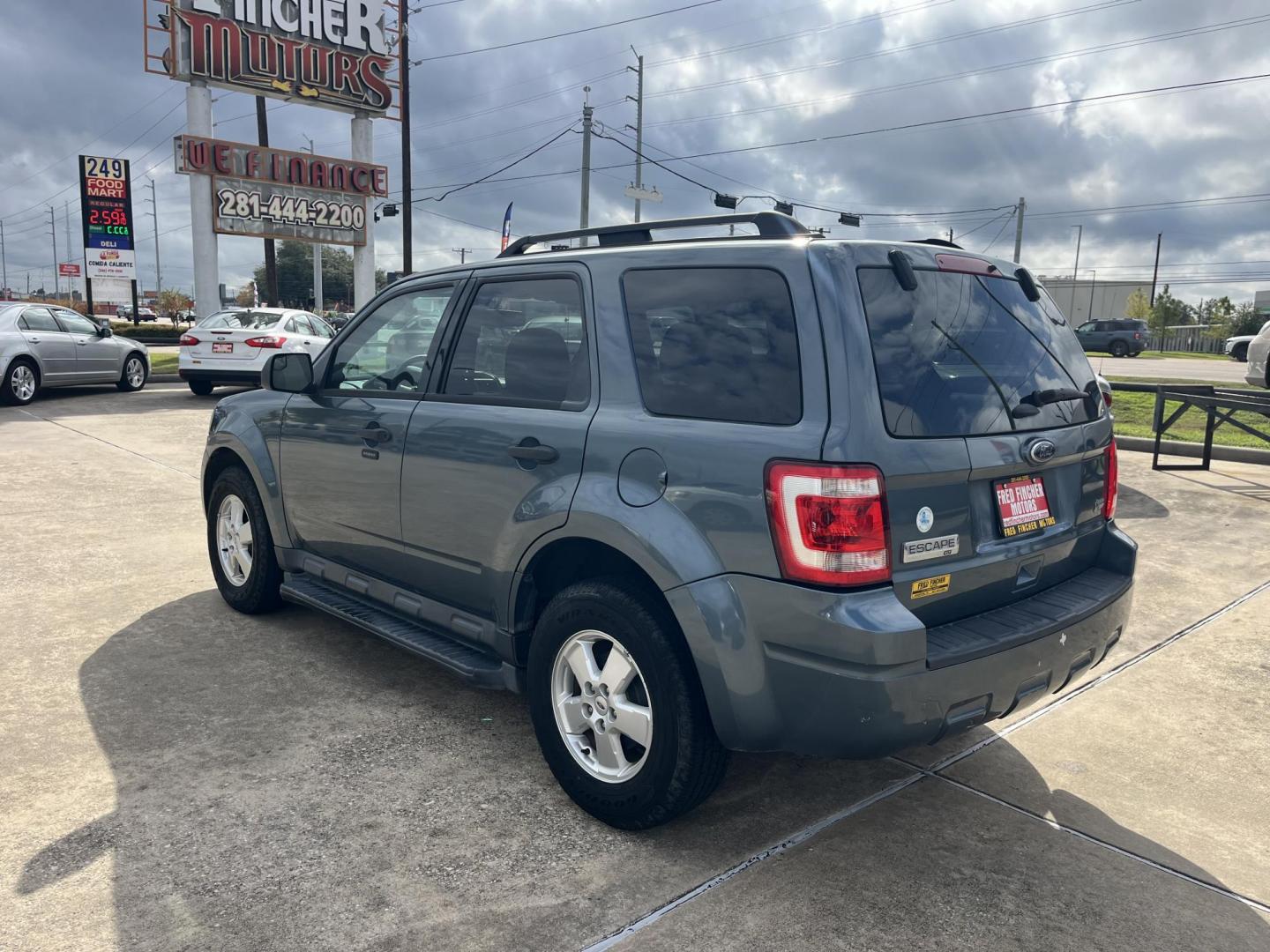 2012 blue Ford Escape XLT FWD (1FMCU0DG4CK) with an 3.0L V6 DOHC 24V engine, 6-Speed Automatic transmission, located at 14700 Tomball Parkway 249, Houston, TX, 77086, (281) 444-2200, 29.928619, -95.504074 - Photo#4