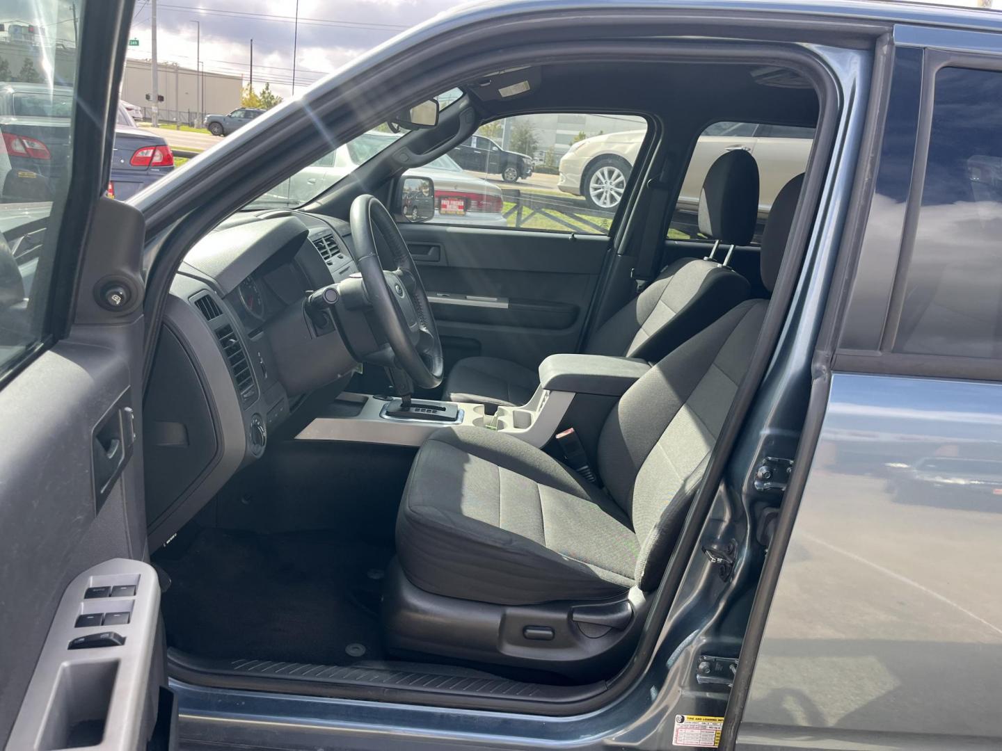 2012 blue Ford Escape XLT FWD (1FMCU0DG4CK) with an 3.0L V6 DOHC 24V engine, 6-Speed Automatic transmission, located at 14700 Tomball Parkway 249, Houston, TX, 77086, (281) 444-2200, 29.928619, -95.504074 - Photo#8