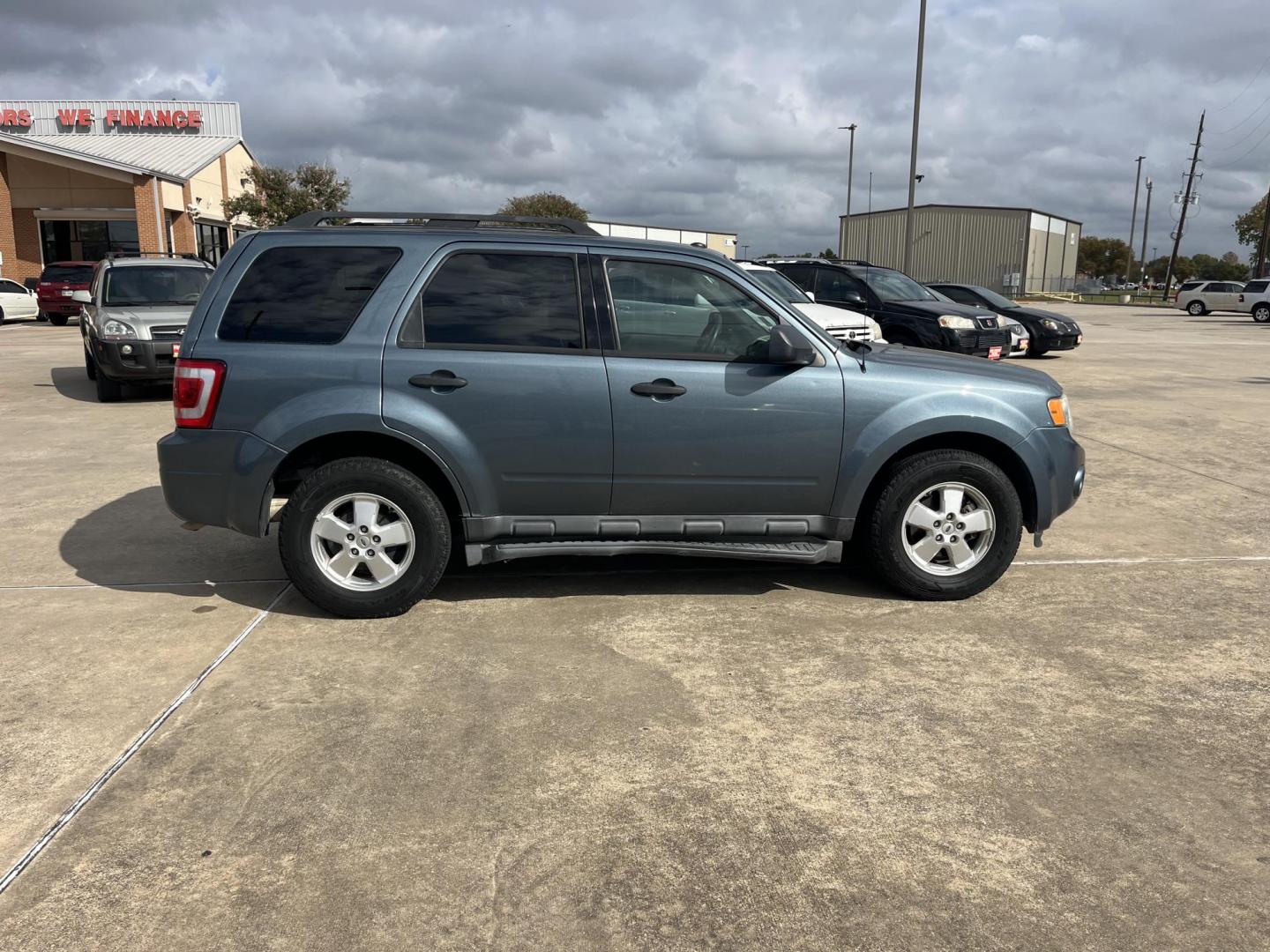 2012 blue Ford Escape XLT FWD (1FMCU0DG4CK) with an 3.0L V6 DOHC 24V engine, 6-Speed Automatic transmission, located at 14700 Tomball Parkway 249, Houston, TX, 77086, (281) 444-2200, 29.928619, -95.504074 - Photo#7