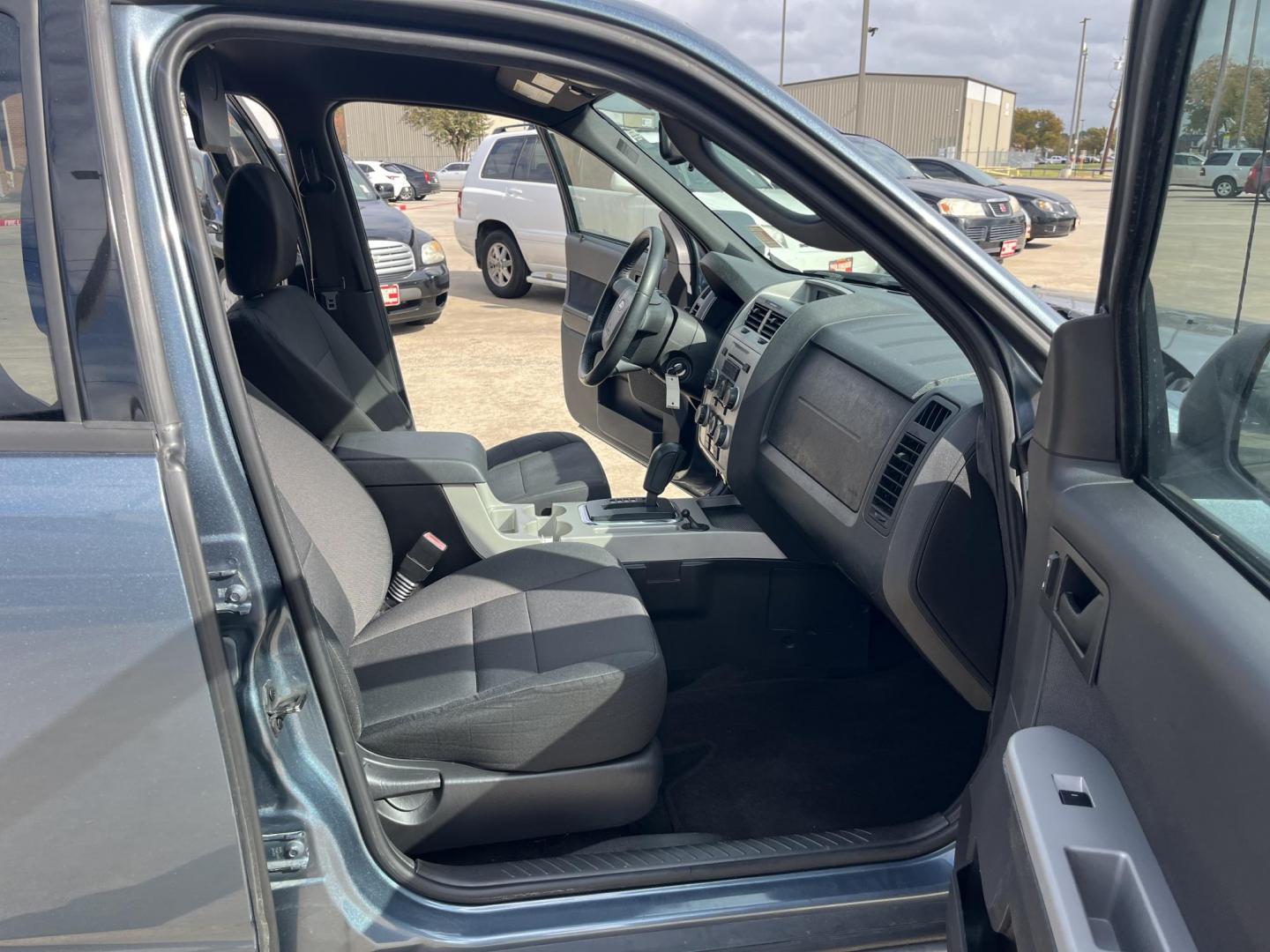 2012 blue Ford Escape XLT FWD (1FMCU0DG4CK) with an 3.0L V6 DOHC 24V engine, 6-Speed Automatic transmission, located at 14700 Tomball Parkway 249, Houston, TX, 77086, (281) 444-2200, 29.928619, -95.504074 - Photo#11