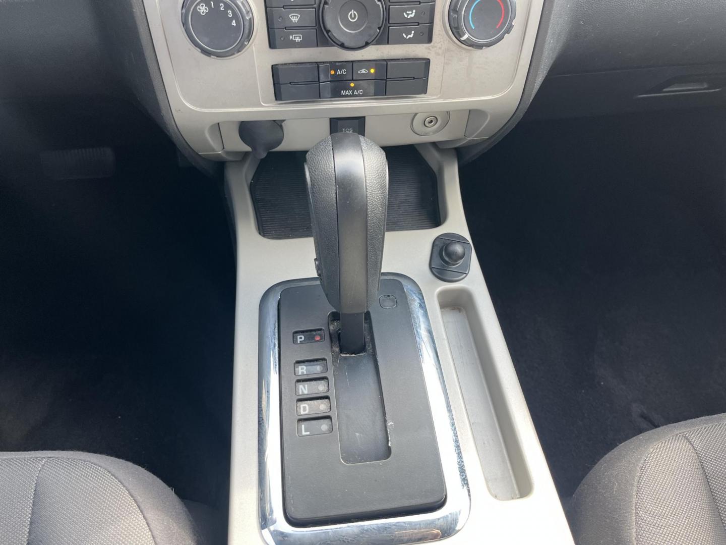 2012 blue Ford Escape XLT FWD (1FMCU0DG4CK) with an 3.0L V6 DOHC 24V engine, 6-Speed Automatic transmission, located at 14700 Tomball Parkway 249, Houston, TX, 77086, (281) 444-2200, 29.928619, -95.504074 - Photo#14